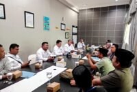 Rombongan Lakpesdam PCNU Sumenep berdiskusi dengan tim PLN UP3 Madura terkait percepatan pembangunan PLTMG di Madura, Senin (18/5/2026) (ISTIMEWA).