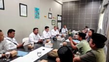 Rombongan Lakpesdam PCNU Sumenep berdiskusi dengan tim PLN UP3 Madura terkait percepatan pembangunan PLTMG di Madura, Senin (18/5/2026) (ISTIMEWA).