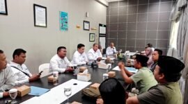 Rombongan Lakpesdam PCNU Sumenep berdiskusi dengan tim PLN UP3 Madura terkait percepatan pembangunan PLTMG di Madura, Senin (18/5/2026) (ISTIMEWA).