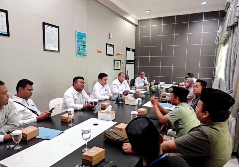 Rombongan Lakpesdam PCNU Sumenep berdiskusi dengan tim PLN UP3 Madura terkait percepatan pembangunan PLTMG di Madura, Senin (18/5/2026) (ISTIMEWA).
