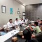 Rombongan Lakpesdam PCNU Sumenep berdiskusi dengan tim PLN UP3 Madura terkait percepatan pembangunan PLTMG di Madura, Senin (18/5/2026) (ISTIMEWA).