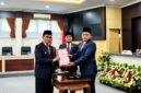 Ketua DPRD Pamekasan, Ali Masykur didampingi wakil pimpinan menyerahkan rekomendasi hasil rapat paripurna kepada Bupati KH. Kholilurrahman. (MOH. IQBALUL KHAVEI MZ / KLIKMADURA)