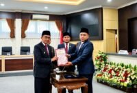 Ketua DPRD Pamekasan, Ali Masykur didampingi wakil pimpinan menyerahkan rekomendasi hasil rapat paripurna kepada Bupati KH. Kholilurrahman. (MOH. IQBALUL KHAVEI MZ / KLIKMADURA)