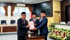 Ketua DPRD Pamekasan, Ali Masykur didampingi wakil pimpinan menyerahkan rekomendasi hasil rapat paripurna kepada Bupati KH. Kholilurrahman. (MOH. IQBALUL KHAVEI MZ / KLIKMADURA)