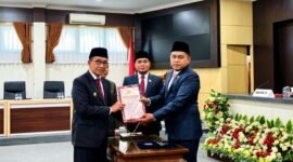 Ketua DPRD Pamekasan, Ali Masykur didampingi wakil pimpinan menyerahkan rekomendasi hasil rapat paripurna kepada Bupati KH. Kholilurrahman. (MOH. IQBALUL KHAVEI MZ / KLIKMADURA)
