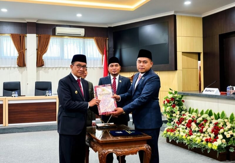 Ketua DPRD Pamekasan, Ali Masykur didampingi wakil pimpinan menyerahkan rekomendasi hasil rapat paripurna kepada Bupati KH. Kholilurrahman. (MOH. IQBALUL KHAVEI MZ / KLIKMADURA)