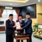 Ketua DPRD Pamekasan, Ali Masykur didampingi wakil pimpinan menyerahkan rekomendasi hasil rapat paripurna kepada Bupati KH. Kholilurrahman. (MOH. IQBALUL KHAVEI MZ / KLIKMADURA)