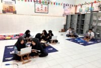 Sejumlah siswi SMRP 29 Pamekasan belajar di perpustakaan. (LAILIYATUN NURIYAH / KLIKMADURA)