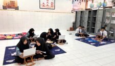 Sejumlah siswi SMRP 29 Pamekasan belajar di perpustakaan. (LAILIYATUN NURIYAH / KLIKMADURA)