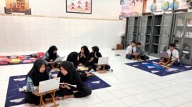 Sejumlah siswi SMRP 29 Pamekasan belajar di perpustakaan. (LAILIYATUN NURIYAH / KLIKMADURA)