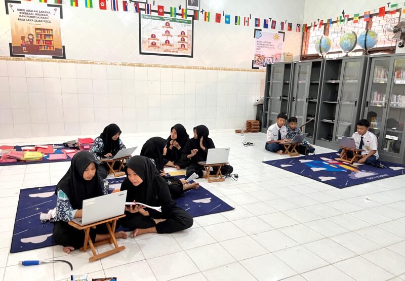 Sejumlah siswi SMRP 29 Pamekasan belajar di perpustakaan. (LAILIYATUN NURIYAH / KLIKMADURA)