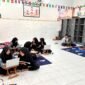 Sejumlah siswi SMRP 29 Pamekasan belajar di perpustakaan. (LAILIYATUN NURIYAH / KLIKMADURA)