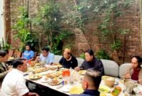 Momen Fauzi AS makan bersama Tokoh Madura, Prof. Achsanul Qosasi, H. Khairul Umam (H.Her), Dirut PT Garam dan tamu penting lainnya. (DOK. KLIKMADURA)