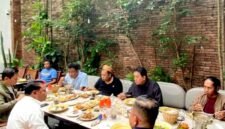 Momen Fauzi AS makan bersama Tokoh Madura, Prof. Achsanul Qosasi, H. Khairul Umam (H.Her), Dirut PT Garam dan tamu penting lainnya. (DOK. KLIKMADURA)