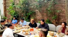 Momen Fauzi AS makan bersama Tokoh Madura, Prof. Achsanul Qosasi, H. Khairul Umam (H.Her), Dirut PT Garam dan tamu penting lainnya. (DOK. KLIKMADURA)