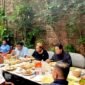 Momen Fauzi AS makan bersama Tokoh Madura, Prof. Achsanul Qosasi, H. Khairul Umam (H.Her), Dirut PT Garam dan tamu penting lainnya. (DOK. KLIKMADURA)