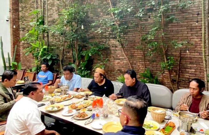 Momen Fauzi AS makan bersama Tokoh Madura, Prof. Achsanul Qosasi, H. Khairul Umam (H.Her), Dirut PT Garam dan tamu penting lainnya. (DOK. KLIKMADURA)