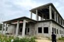 Warga berada di sekitar Proyek Puskesmas Bulangan Haji. (LAILIYATUN NURIYAH / KLIKMADURA)