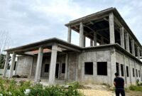 Warga berada di sekitar Proyek Puskesmas Bulangan Haji. (LAILIYATUN NURIYAH / KLIKMADURA)