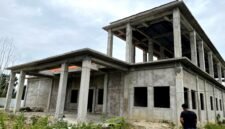 Warga berada di sekitar Proyek Puskesmas Bulangan Haji. (LAILIYATUN NURIYAH / KLIKMADURA)