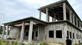 Warga berada di sekitar Proyek Puskesmas Bulangan Haji. (LAILIYATUN NURIYAH / KLIKMADURA)