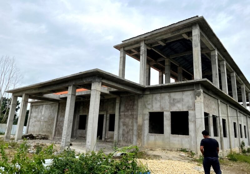 Warga berada di sekitar Proyek Puskesmas Bulangan Haji. (LAILIYATUN NURIYAH / KLIKMADURA)