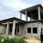 Warga berada di sekitar Proyek Puskesmas Bulangan Haji. (LAILIYATUN NURIYAH / KLIKMADURA)