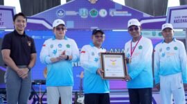 Bupati Pamekasan, Dr. KH. Kholilurrahman bersama Mendikdasmen RI Prof. Dr. Abdul Mu’ti, M.Ed menyampaikan didampingi Sekda Provinsi Jatim Adhy Karyono dan Kepala Disdikbud Pamekasan, Basri Yulianto dinpuncak peringatan Hardiknas di SGMRP Pamekasan. (YUSRIL RAHMAN SYAKUR / KLIKMADURA)