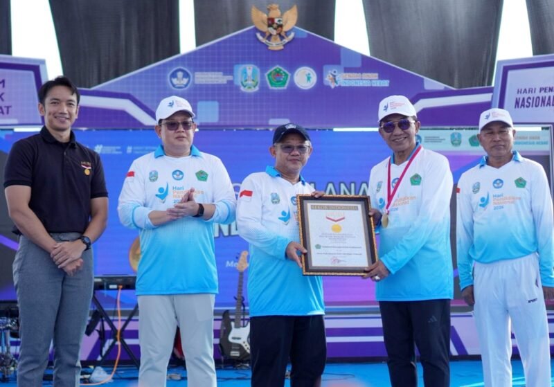 Bupati Pamekasan, Dr. KH. Kholilurrahman bersama Mendikdasmen RI Prof. Dr. Abdul Mu’ti, M.Ed menyampaikan didampingi Sekda Provinsi Jatim Adhy Karyono dan Kepala Disdikbud Pamekasan, Basri Yulianto dinpuncak peringatan Hardiknas di SGMRP Pamekasan. (YUSRIL RAHMAN SYAKUR / KLIKMADURA)