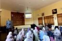 Puluhan aktivis KOPRI PMII Sumenep antusias menyaksikan Film Pesta BABI di Universitas PGRI Sumenep. (KLIKMADURA)