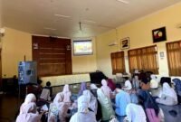 Puluhan aktivis KOPRI PMII Sumenep antusias menyaksikan Film Pesta BABI di Universitas PGRI Sumenep. (KLIKMADURA)