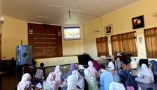 Puluhan aktivis KOPRI PMII Sumenep antusias menyaksikan Film Pesta BABI di Universitas PGRI Sumenep. (KLIKMADURA)