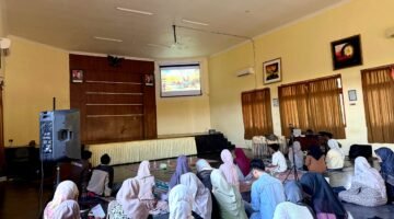 Puluhan aktivis KOPRI PMII Sumenep antusias menyaksikan Film Pesta BABI di Universitas PGRI Sumenep. (KLIKMADURA)