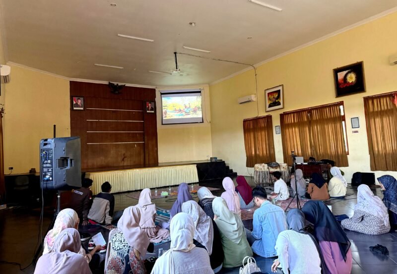 Puluhan aktivis KOPRI PMII Sumenep antusias menyaksikan Film Pesta BABI di Universitas PGRI Sumenep. (KLIKMADURA)