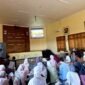 Puluhan aktivis KOPRI PMII Sumenep antusias menyaksikan Film Pesta BABI di Universitas PGRI Sumenep. (KLIKMADURA)