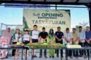 Owner Puri Dewata Mini Soccer, dr. Franky Ardhana Kawilarang (empat dari kiri) bersama keluarga tercintanya serta tamu undangan foto bersama sebelum soft opening. (MOH. IQBALUL KHAVEI MZ / KLIKMADURA)