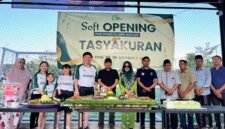Owner Puri Dewata Mini Soccer, dr. Franky Ardhana Kawilarang (empat dari kiri) bersama keluarga tercintanya serta tamu undangan foto bersama sebelum soft opening. (MOH. IQBALUL KHAVEI MZ / KLIKMADURA)