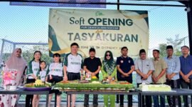 Owner Puri Dewata Mini Soccer, dr. Franky Ardhana Kawilarang (empat dari kiri) bersama keluarga tercintanya serta tamu undangan foto bersama sebelum soft opening. (MOH. IQBALUL KHAVEI MZ / KLIKMADURA)