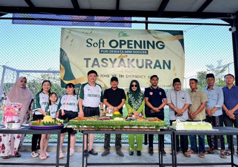 Owner Puri Dewata Mini Soccer, dr. Franky Ardhana Kawilarang (empat dari kiri) bersama keluarga tercintanya serta tamu undangan foto bersama sebelum soft opening. (MOH. IQBALUL KHAVEI MZ / KLIKMADURA)