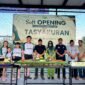 Owner Puri Dewata Mini Soccer, dr. Franky Ardhana Kawilarang (empat dari kiri) bersama keluarga tercintanya serta tamu undangan foto bersama sebelum soft opening. (MOH. IQBALUL KHAVEI MZ / KLIKMADURA)