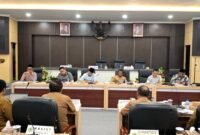 Pansus OPD DPRD Pamekasan, Mohammad Saedy Romli memimpin rapat bersama sejumlah OPD yang terkena merger. (LAILIYATUN NURIYAH / KLIKMADURA)