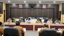 Pansus OPD DPRD Pamekasan, Mohammad Saedy Romli memimpin rapat bersama sejumlah OPD yang terkena merger. (LAILIYATUN NURIYAH / KLIKMADURA)