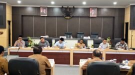 Pansus OPD DPRD Pamekasan, Mohammad Saedy Romli memimpin rapat bersama sejumlah OPD yang terkena merger. (LAILIYATUN NURIYAH / KLIKMADURA)