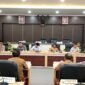 Pansus OPD DPRD Pamekasan, Mohammad Saedy Romli memimpin rapat bersama sejumlah OPD yang terkena merger. (LAILIYATUN NURIYAH / KLIKMADURA)