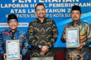 Wabup Sumenep KH. Imam Hasyim (kiri) bersama Ketua DPRD Sumenep H. Zainal Arifin (kanan) dan perwakilan BPK RI usai penerimaan penghargaan opini WTP.