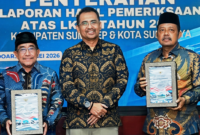 Wabup Sumenep KH. Imam Hasyim (kiri) bersama Ketua DPRD Sumenep H. Zainal Arifin (kanan) dan perwakilan BPK RI usai penerimaan penghargaan opini WTP.