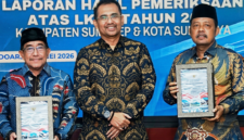 Wabup Sumenep KH. Imam Hasyim (kiri) bersama Ketua DPRD Sumenep H. Zainal Arifin (kanan) dan perwakilan BPK RI usai penerimaan penghargaan opini WTP.