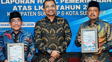 Wabup Sumenep KH. Imam Hasyim (kiri) bersama Ketua DPRD Sumenep H. Zainal Arifin (kanan) dan perwakilan BPK RI usai penerimaan penghargaan opini WTP.