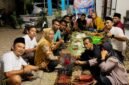 Pengurus Daerah (PD) IWO Pamekasan pesta sate usai penyaluran daging qurban kepada masyarakat. (ISTIMEWA)
