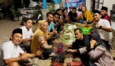 Pengurus Daerah (PD) IWO Pamekasan pesta sate usai penyaluran daging qurban kepada masyarakat. (ISTIMEWA)